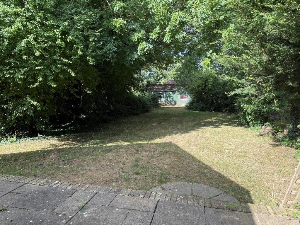 Lot: 180 - DETACHED BUNGALOW WITH POTENTAL - Rear garden